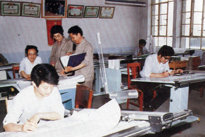 從1984年第一季度到抓管理上登記全面提高企業(yè)素質(zhì)驗(yàn)收前，采取分線檢查、總結(jié)成績、找出差距、提出措施、限期整改的方法，使各項(xiàng)工作在整頓中鞏固提高，在鞏固提高中進(jìn)行再整頓，再提高。