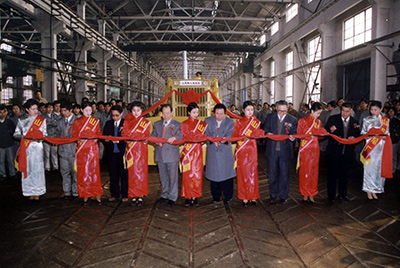 山推股份公司舉行山推牌TY220推土機(jī)5000臺下線慶典活動。