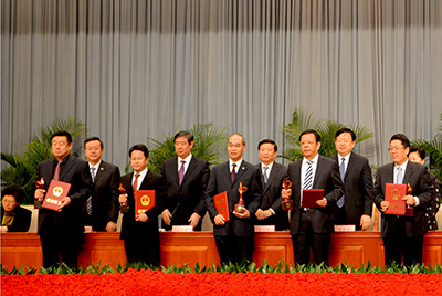 會上對獲得“省長質(zhì)量獎”的企業(yè)和個人進(jìn)行了表彰，山推股份位居榜首，公司董事長張秀文從省長姜大明手中接過了代表山東質(zhì)量管理最高榮譽(yù)的“金拇指”獎杯。