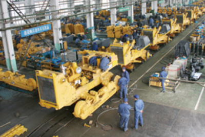 山推牌TY320C推土機(jī)在裝配分廠試驗(yàn)車間順利下線，標(biāo)志著“山推”系列推土機(jī)在技術(shù)性能和結(jié)構(gòu)造型水平上又上了一個新的臺階。